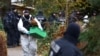 Полицейские во время операции по выявлению "рейхсбюргеров", Берлин, 7 декабря 2022 года