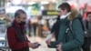 Проверка QR-кода в торговом центре в Кемерове, 7 декабря 2021 года