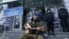 Акция протеста бывших бойцов полка "Азов" у входа в офис Сбербанка в Киеве, январь 2017 года
